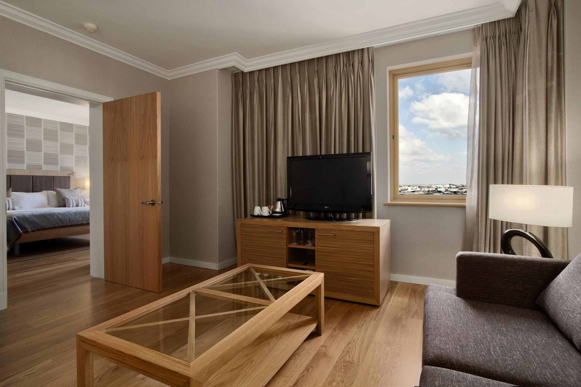 Nh Johannesburg Sandton Ngoại thất bức ảnh A suite at the Hilton London Heathrow