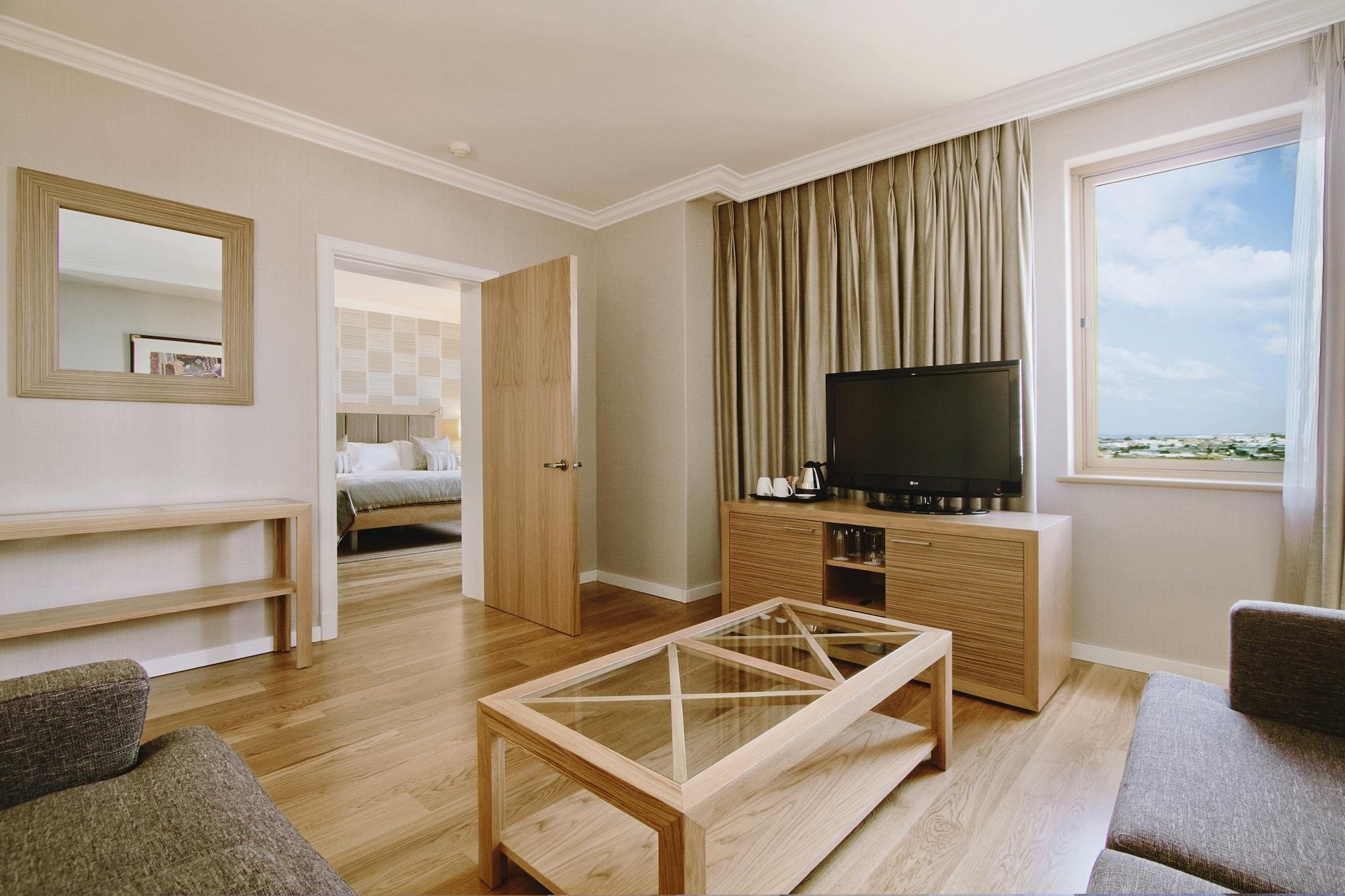 Nh Johannesburg Sandton Ngoại thất bức ảnh A suite at the Hilton London Heathrow