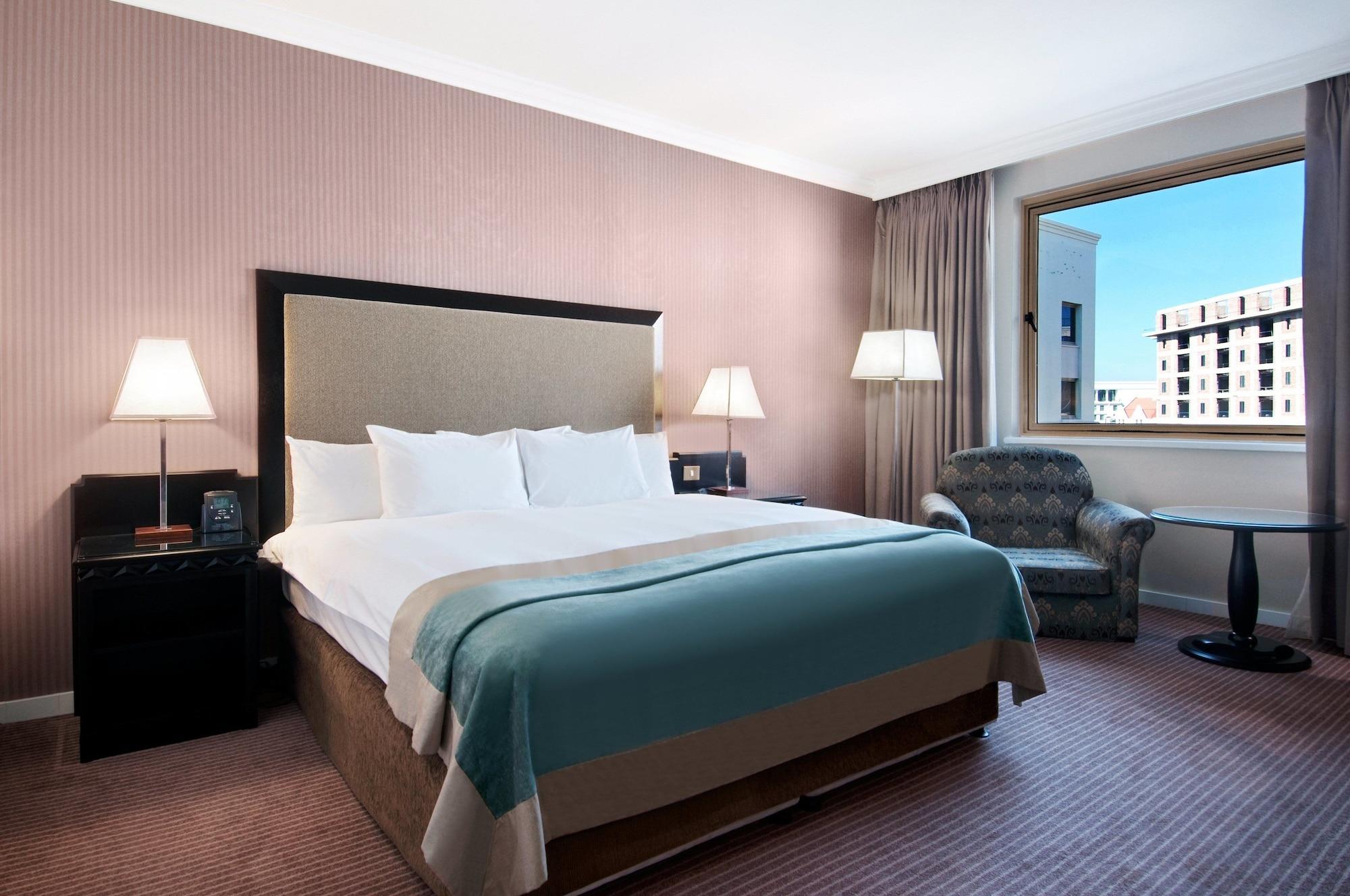 Nh Johannesburg Sandton Ngoại thất bức ảnh A room at the Hilton London Heathrow