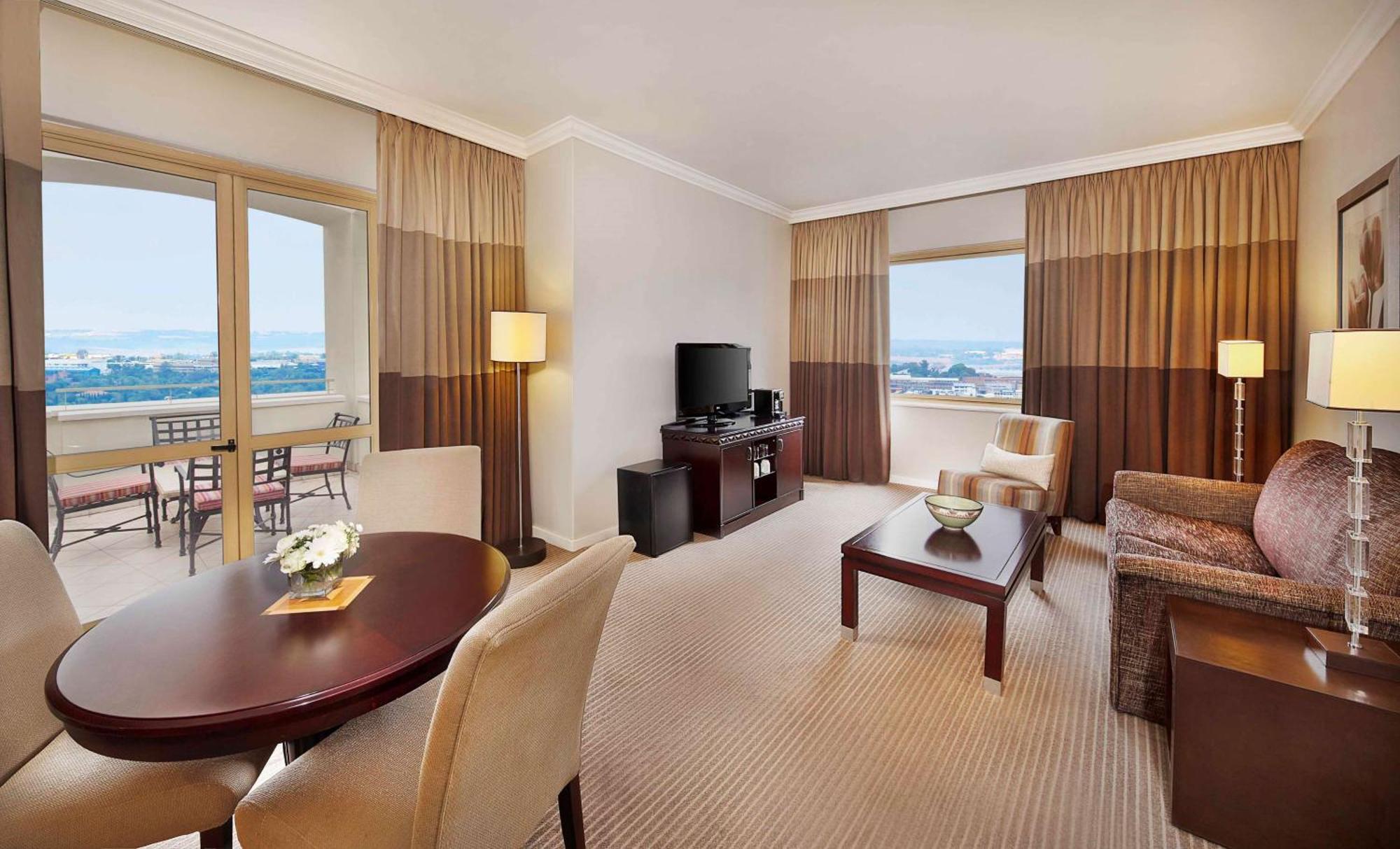 Nh Johannesburg Sandton Ngoại thất bức ảnh A suite at the hotel